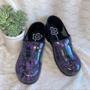 Sanita black with purple flowers clogs
